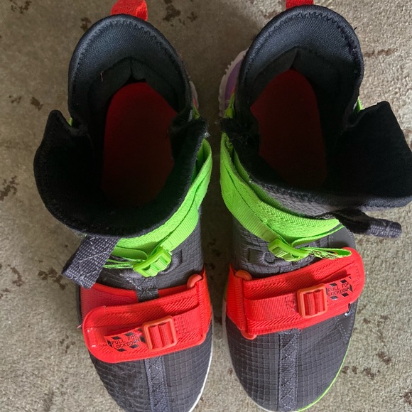 NIKE AR4225-002 LEBRON SOLDIER 13 THUNDER BRIGHT CRIMSON ELECTRIC GREEN, size 7 - Picture 3 of 9